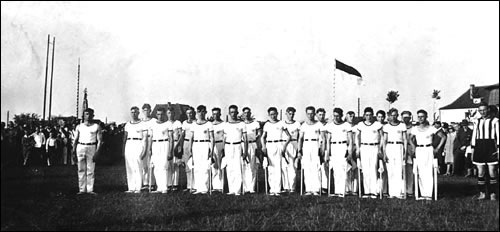 Turnerriege beim Aufmarsch auf der Festwiese im August 1930, anlässlich der Fahnenweihe