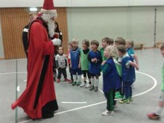 Der Nikolaus besuchte die Bambini des SV Rindern
